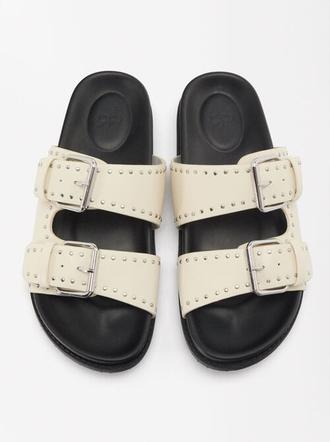 Oferta de Flat Sandals With Buckles And Studs por 32,99€ en Parfois