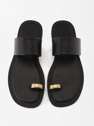Oferta de Flat Sandals With Metallic Detail por 32,99€ en Parfois