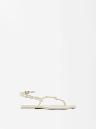 Oferta de Flat Strappy Sandals por 15,99€ en Parfois