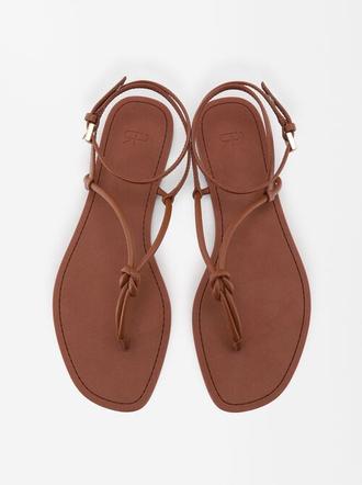Oferta de Flat Strappy Sandals por 15,99€ en Parfois
