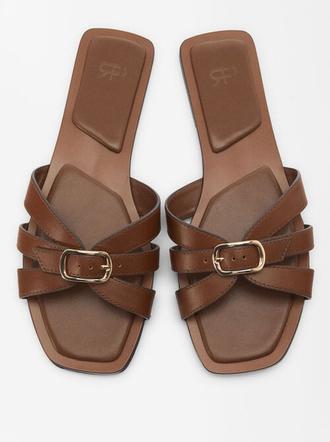 Oferta de Flat Sandal Leather Buckle por 32,99€ en Parfois