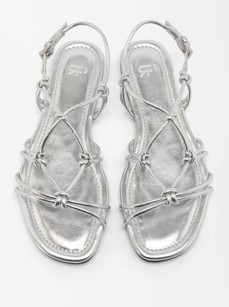 Oferta de Online Exclusive - Metallic Flat Sandal Knots por 25,99€ en Parfois