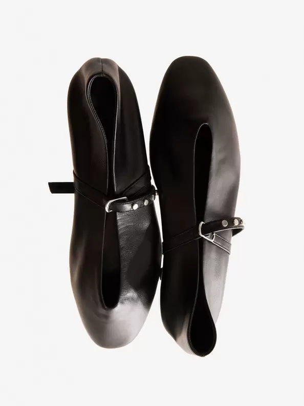 Oferta de Leather Ballet Flats With Studs por 39,99€ en Parfois