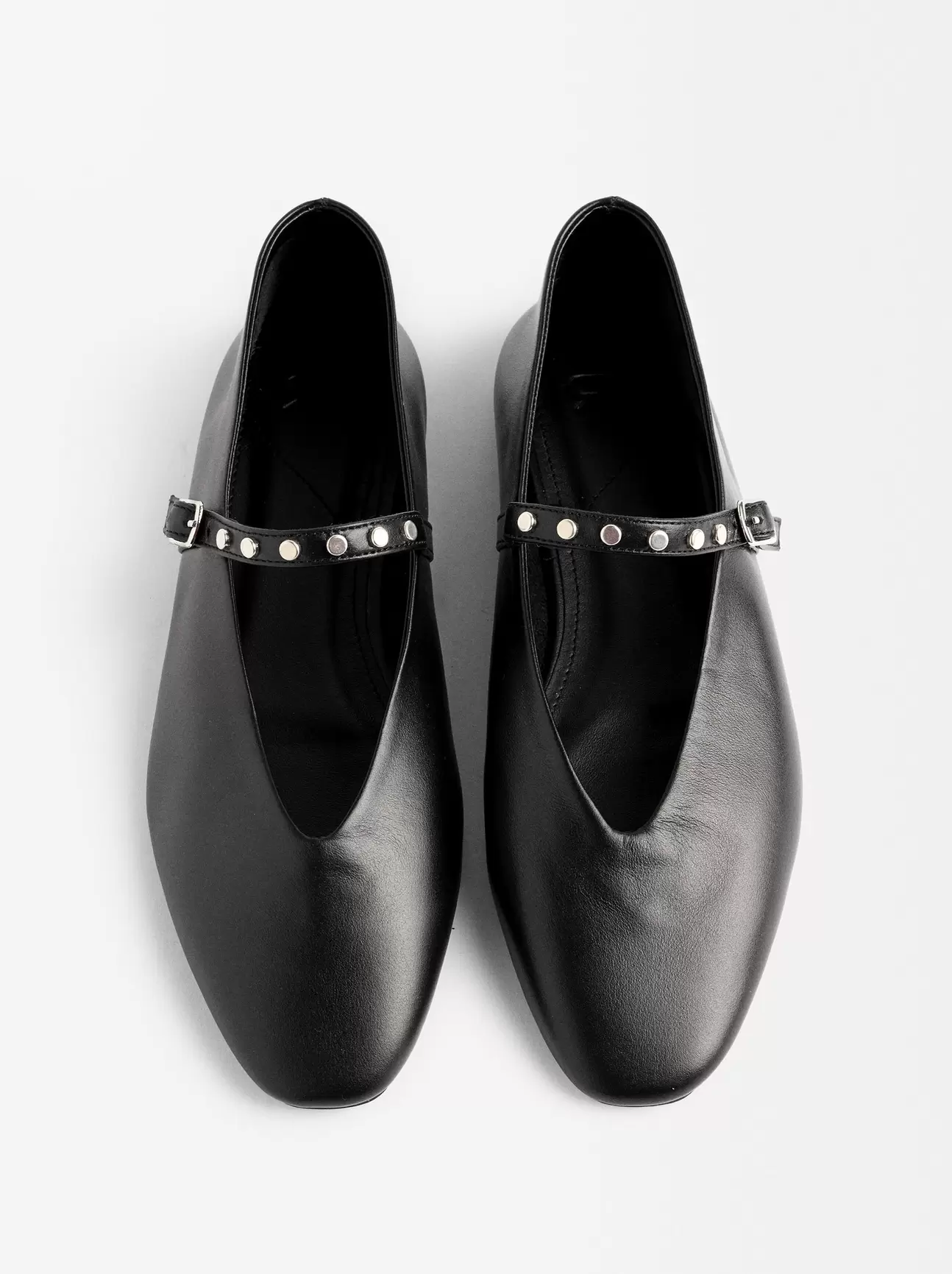 Oferta de Leather Ballet Flats With Studs por 39,99€ en Parfois