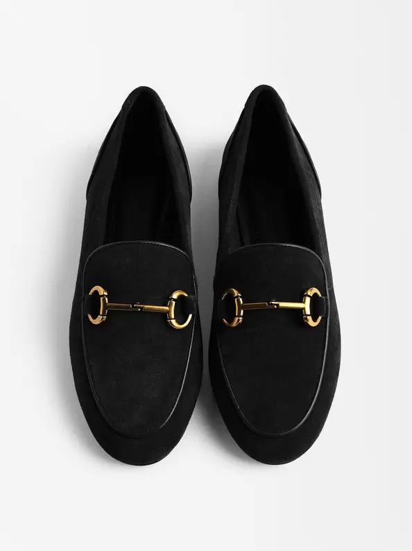 Oferta de Leather Loafers With Buckle por 39,99€ en Parfois