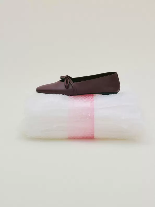 Oferta de Leather Ballet Flats With Bow por 49,99€ en Parfois