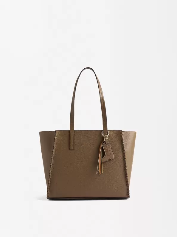 Oferta de Shopper Bag With Pendant por 15,99€ en Parfois