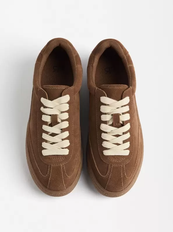 Oferta de Retro Leather Sneakers por 49,99€ en Parfois