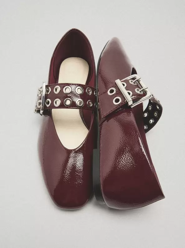 Oferta de Patent Ballet Flats With Studs por 25,99€ en Parfois