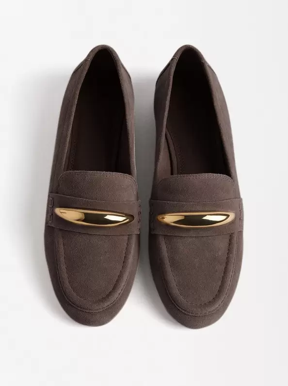 Oferta de Leather Moccasins With Metallic Detail por 39,99€ en Parfois