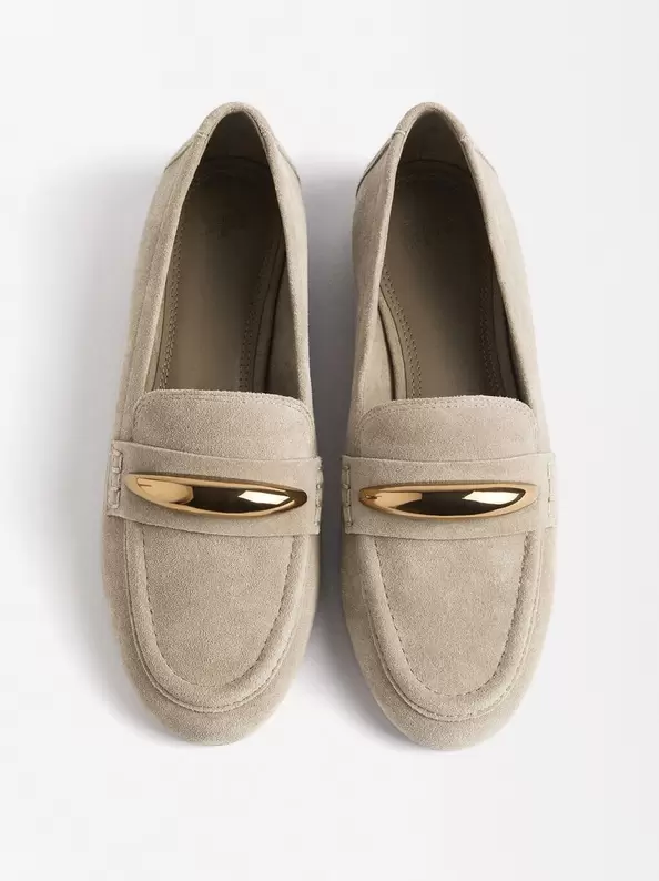 Oferta de Leather Moccasins With Metallic Detail por 39,99€ en Parfois