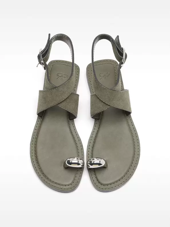 Oferta de Leather sandals with metallic detail por 35,99€ en Parfois