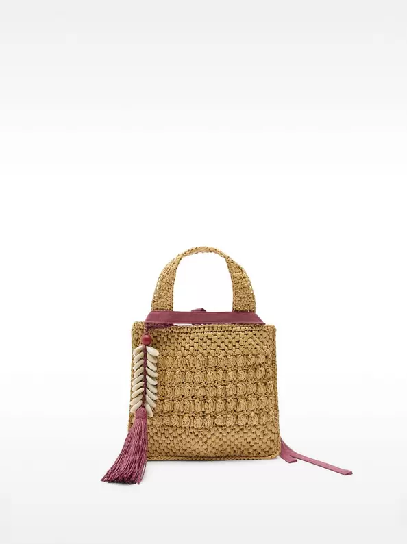 Oferta de Straw-effect tote bag with hanging shells detail S por 23,99€ en Parfois