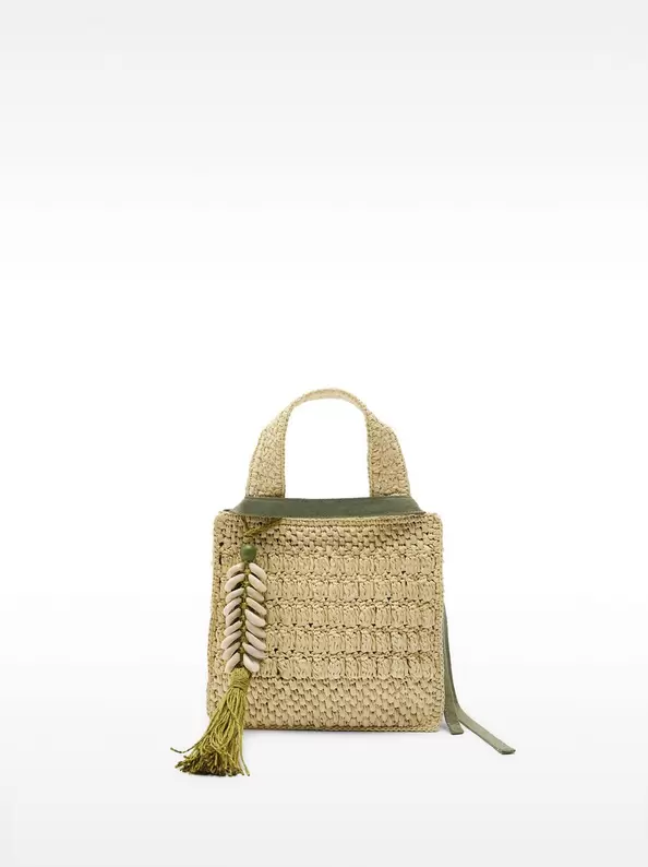 Oferta de Straw-effect tote bag with hanging shells detail S por 23,99€ en Parfois