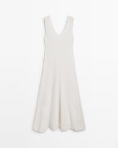 Oferta de Vestido largo textura escote pico - Limited Edition por 199€ en Massimo Dutti