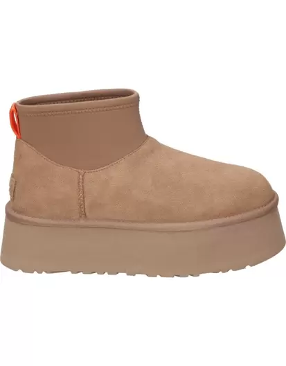 Oferta de Botines color camel de cómodo UGG classic mini dipper por 164,95€ en Megacalzado