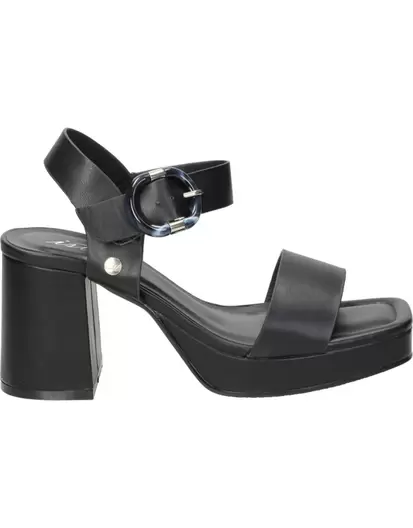 Oferta de Sandalias para mujer con tacón ISTERIA 23027 en negro por 29,95€ en Megacalzado