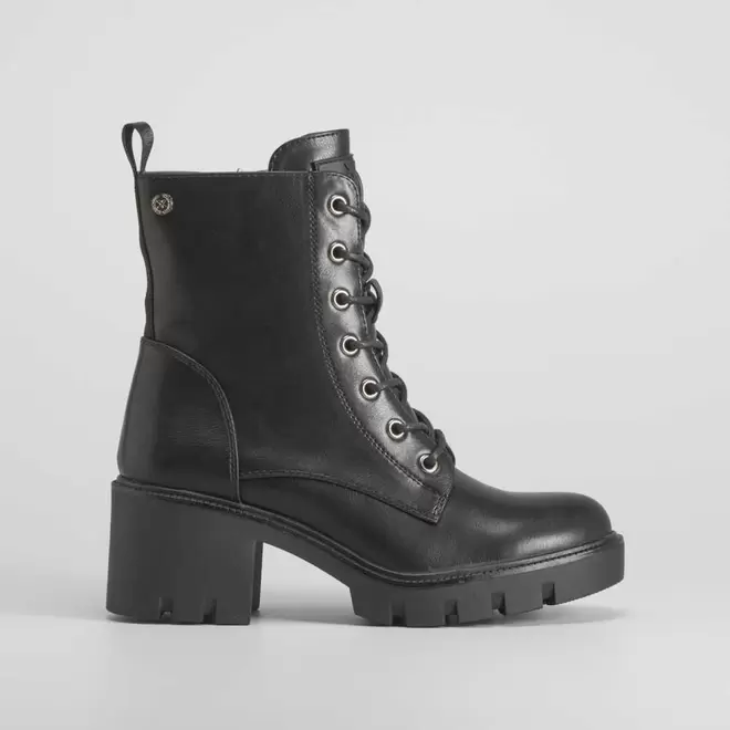 Oferta de Botín militar de tacón ancho negro XTI por 59,99€ en Merkal