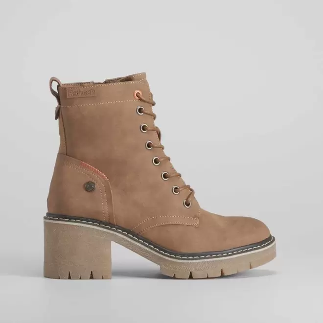 Oferta de Botín militar de tacón ancho camel REFRESH por 59,99€ en Merkal