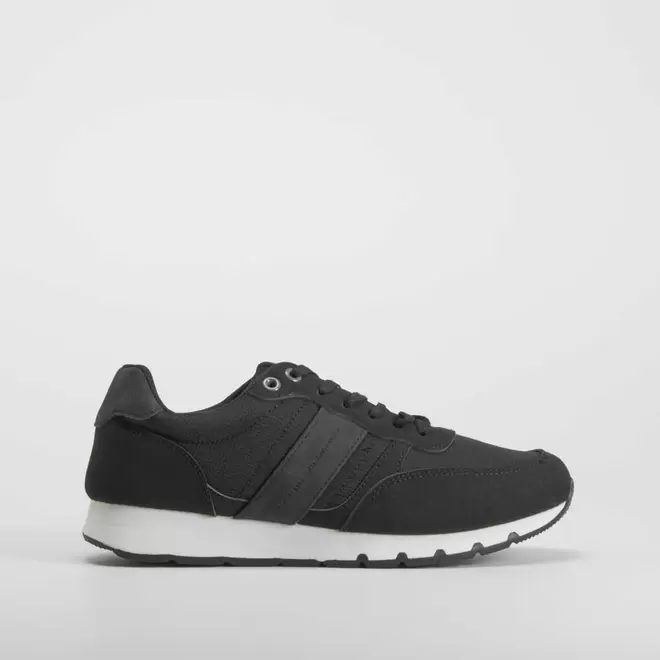 Oferta de Zapatilla retro running negra NYC por 19,99€ en Merkal