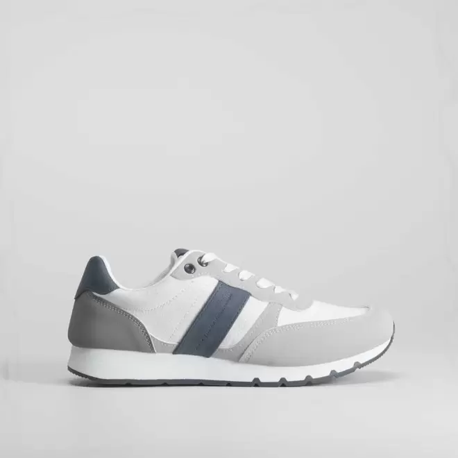 Oferta de Zapatilla retro running blanca NYC por 19,99€ en Merkal