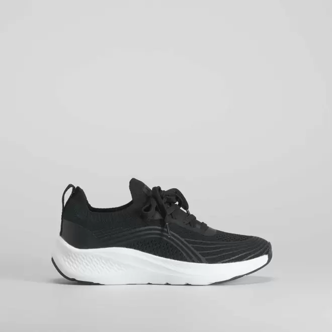 Oferta de Zapatilla deportiva negra onda UTWO por 29,99€ en Merkal