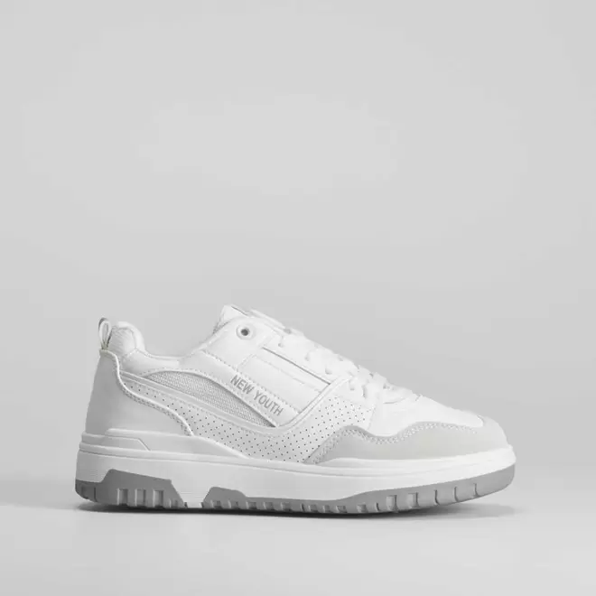 Oferta de Sneaker blanco con perforados NYC por 22,99€ en Merkal