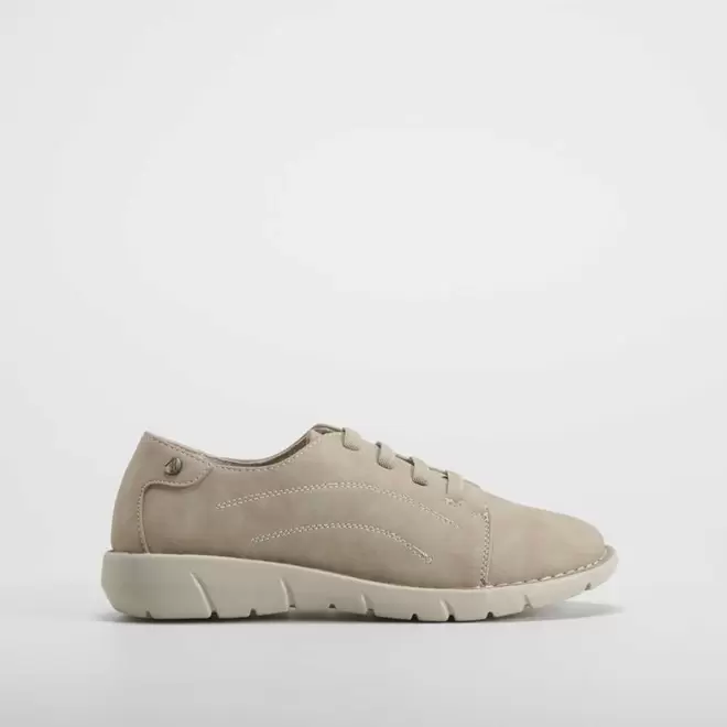 Oferta de Zapato plano con elasticos en beige SENDA ROAD por 39,99€ en Merkal