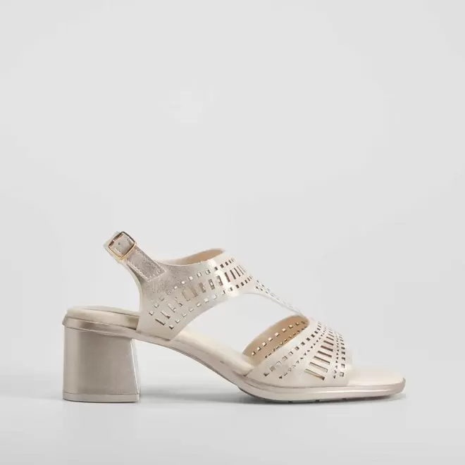 Oferta de Sandalia tacón oro COMFEET por 39,99€ en Merkal