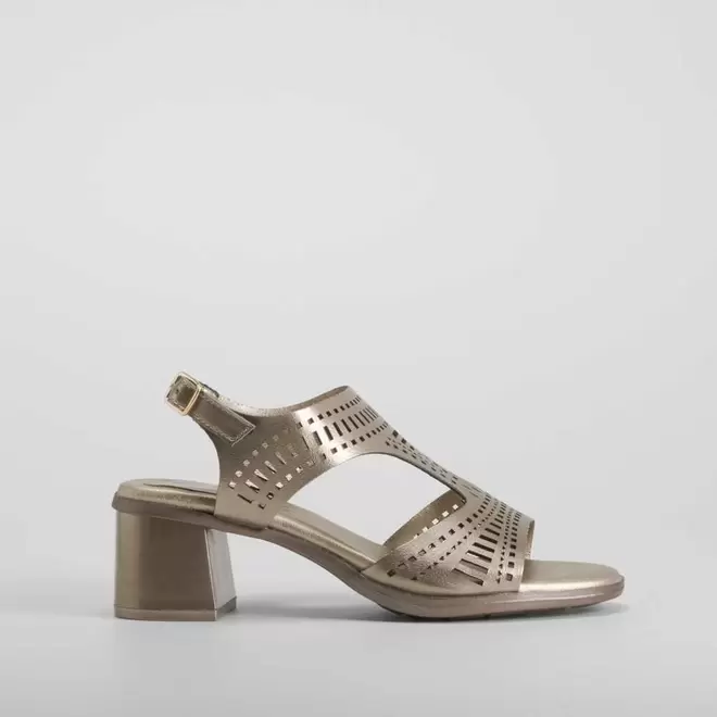 Oferta de Sandalia tacón plata COMFEET por 39,99€ en Merkal