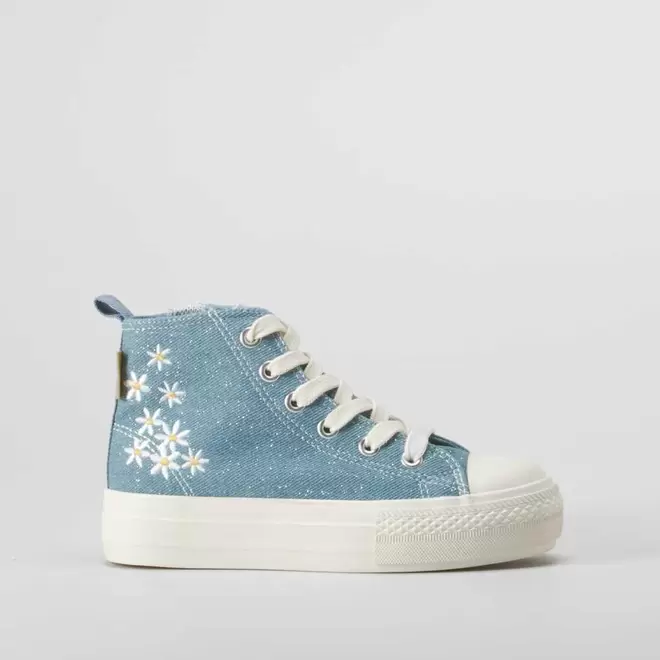 Oferta de Zapatilla lona alta flores azul OH GIRL por 25,99€ en Merkal