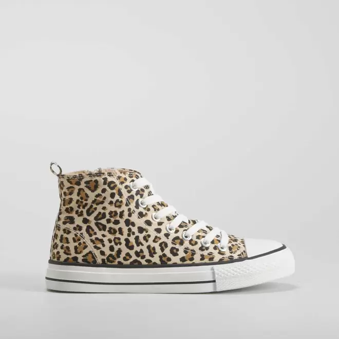 Oferta de Zapatilla alta lona leopardo OH GIRL por 17,99€ en Merkal