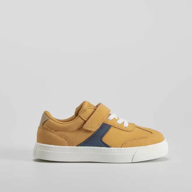 Oferta de Deportiva casual infantil mostaza SEVEN FIVE por 14,99€ en Merkal
