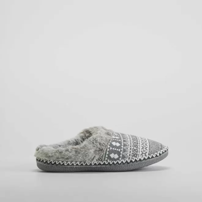 Oferta de Zapatilla casa abierta pelo gris OLYNE por 9,99€ en Merkal