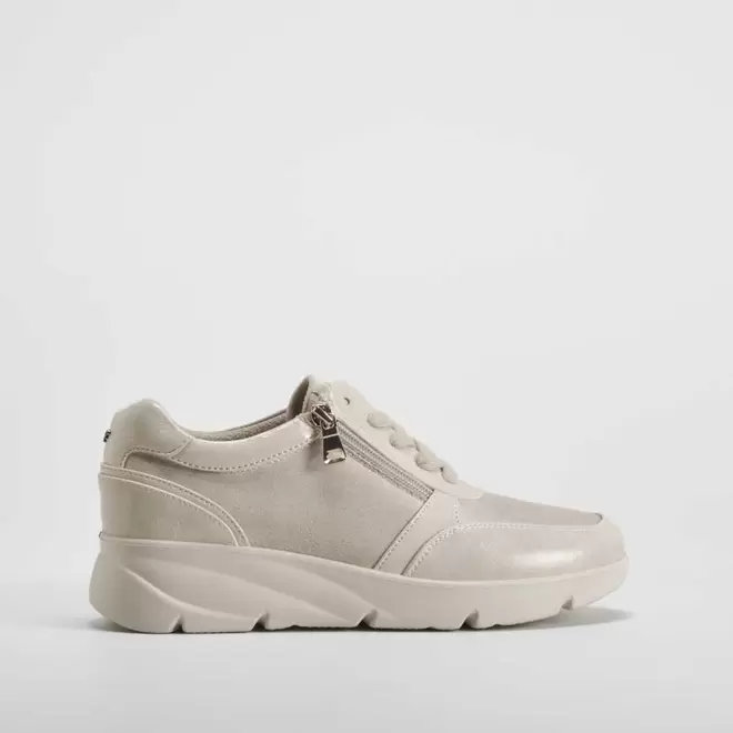 Oferta de Zapatilla cremallera beige COMFEET por 29,99€ en Merkal