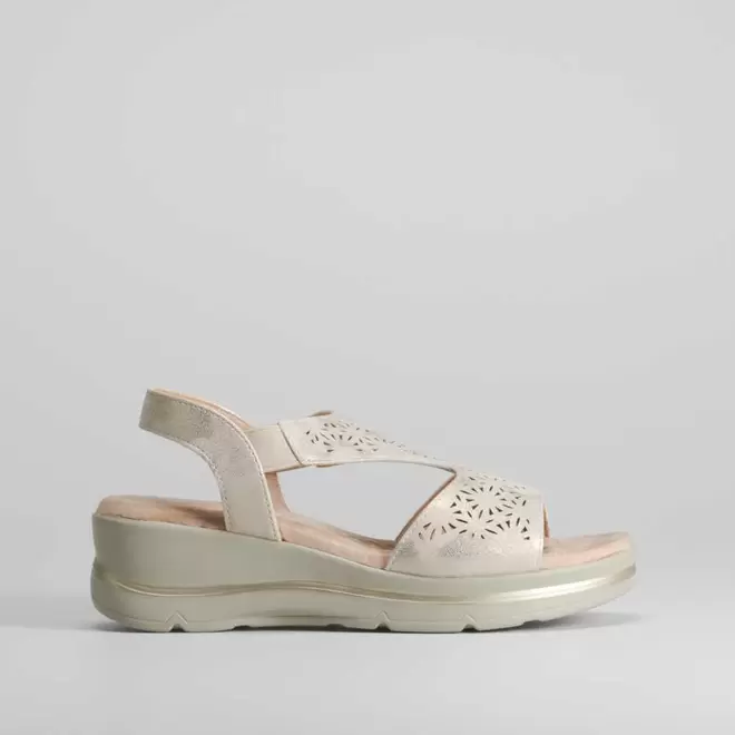 Oferta de Sandalia cuña perforados COMFEET por 37,99€ en Merkal