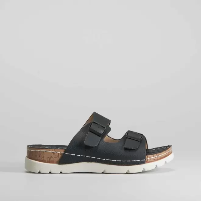 Oferta de Sandalia de piel destalonada negra COMFEET por 39,99€ en Merkal