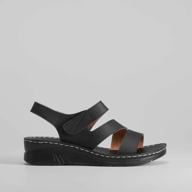 Oferta de Sandalia de piel negra cosidos COMFEET por 39,99€ en Merkal