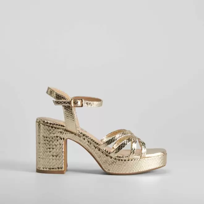 Oferta de Sandalia tacón plataforma color oro MUSTANG por 49,99€ en Merkal