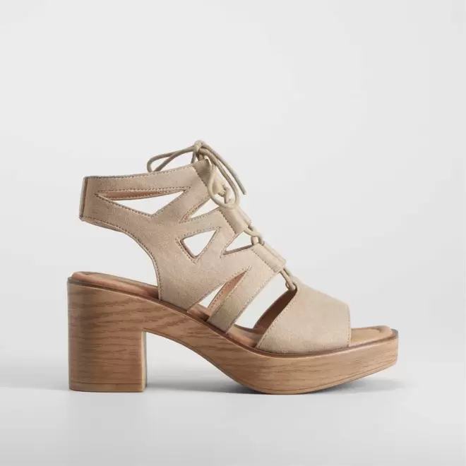 Oferta de Sandalia tacón beige claro SENDA ROAD por 29,99€ en Merkal