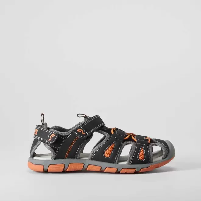 Oferta de Sandalia deportiva negra SEVEN FIVE por 19,99€ en Merkal