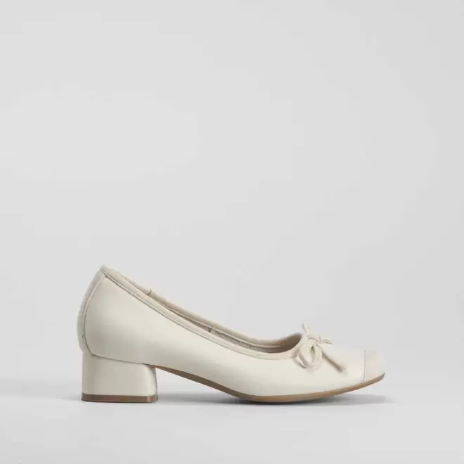Oferta de Zapato tacón bajo piel blanco COMFEET por 34,99€ en Merkal
