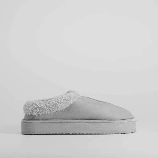 Oferta de Zapatilla borreguito gris OLYNE por 12,99€ en Merkal