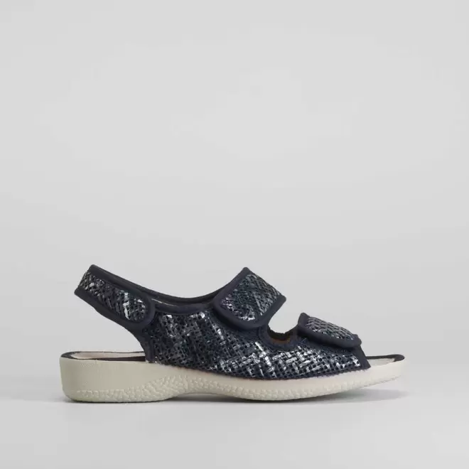 Oferta de Zapatilla abierta con velcros azul COMFEET por 25,99€ en Merkal