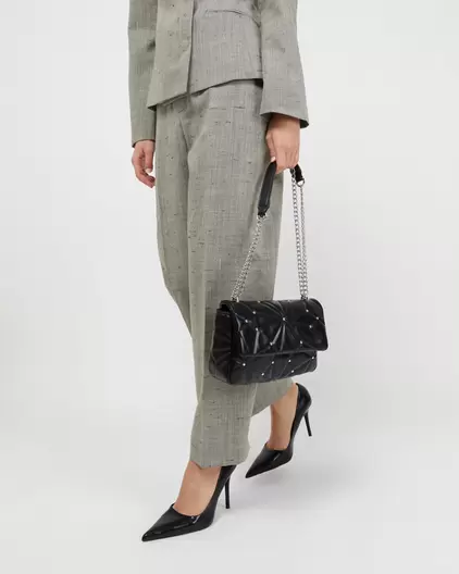Oferta de Bolso bandolera acolchado con detalles metálicos por 14,5€ en Misako