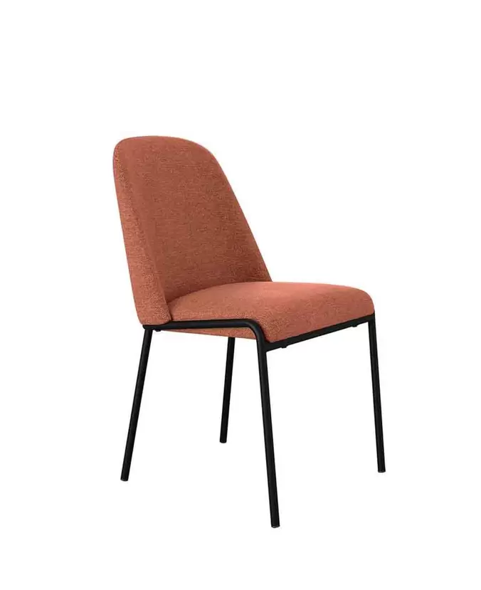 Oferta de Silla con asiento y respaldo tapizado y patas metálicas negras Aura por 129€ en Moblerone