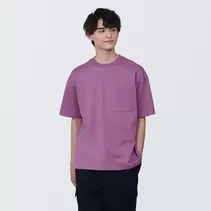 Oferta de Camiseta de hombre Cool Touch Relaxed Fit con bolsillo 24S por 17€ en Muji