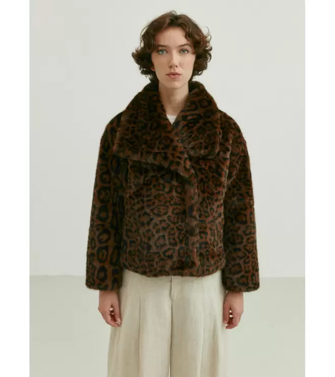 Oferta de CHAQUETÓN PELO LEOPARDO por 79,95€ en Mulaya