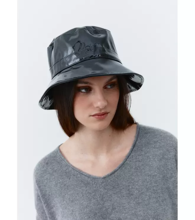 Oferta de GORRO BUCKET CHAROL por 7,95€ en Mulaya