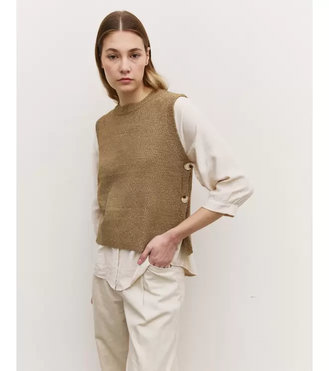 Oferta de CHALECO PUNTO BOTONES LATERALES por 25,95€ en Mulaya